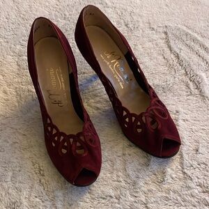 Vintage Di Romani burgundy Suede PeekABoo toe heels
SZ  6M  VVGUC
